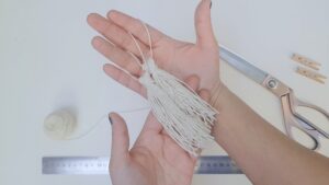 como hacer borlas de hilo de algodon