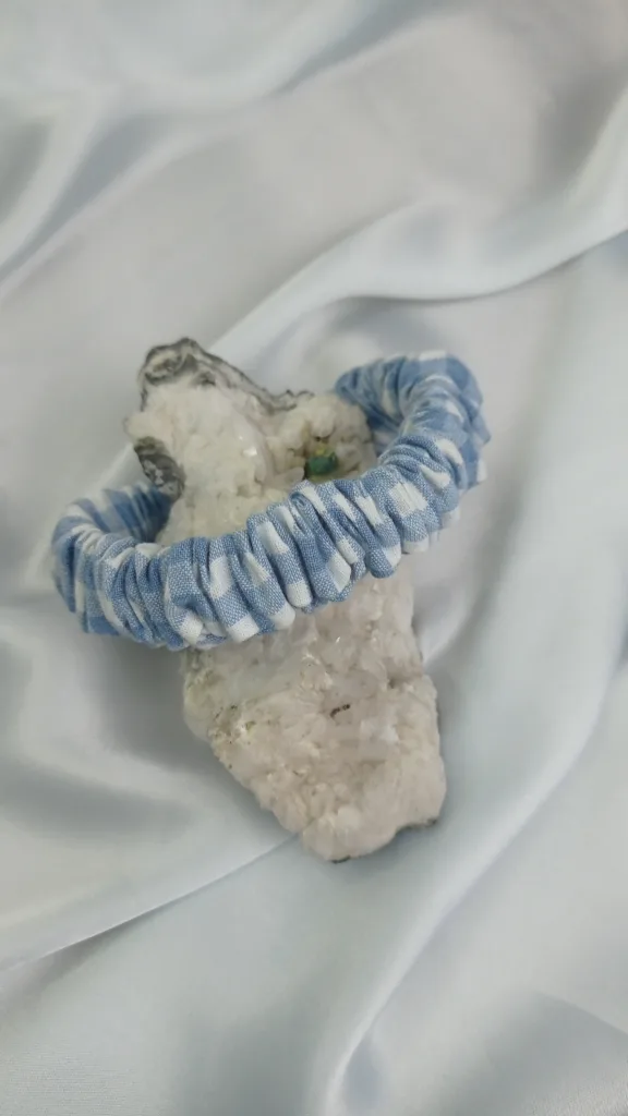 Los skinny scrunchies son el accesorio perfecto para darle un toque delicado y elegante a tu peinado. En este tutorial paso a paso, aprenderás a hacerlos de manera fácil y rápida. ¡Cose tus propios coleteros finos con telas hermosas y personaliza tu estilo!